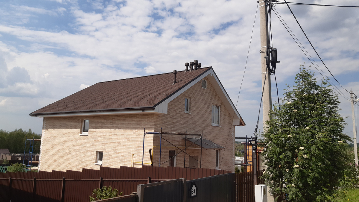 Готовая кровля моего дома из гибкой черепицы.