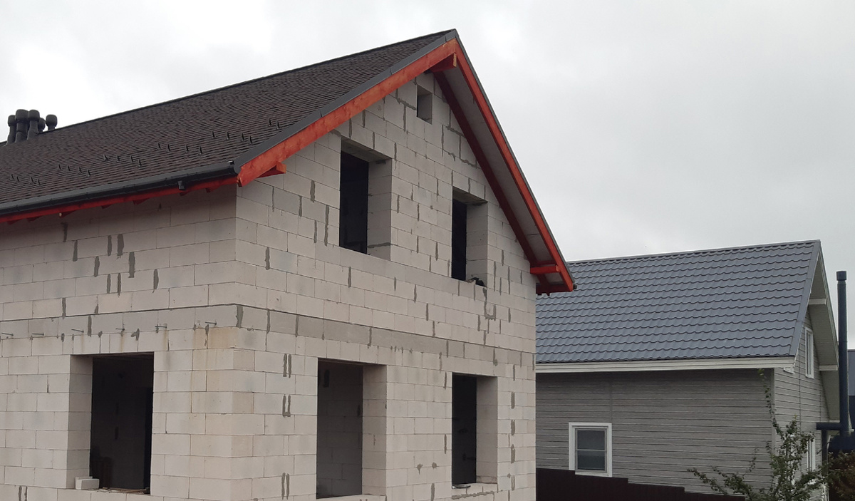 Мягкая кровля моего строящегося дома и металлочерепица кровли соседа