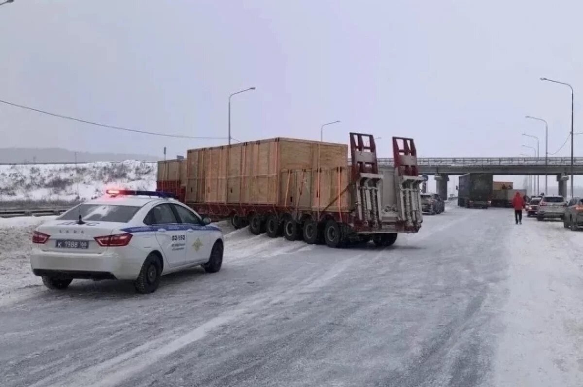    Под Екатеринбургом водители встали в пробку из-за грузовиков