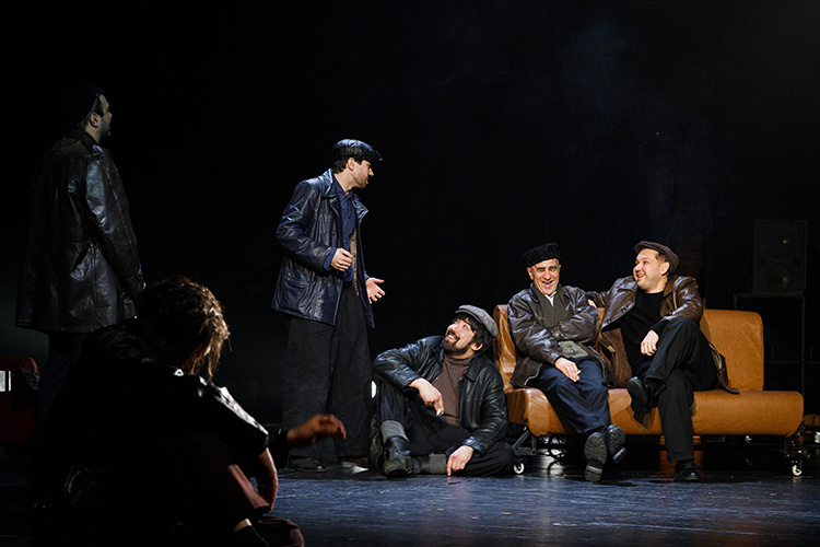    Постановка идет около трех часов, а обещанный танцевальный «техно-рейв» свелся к сцене в городском кафе, где группа шоферов в темных кожаных куртках лихо отплясывает под электронную музыку