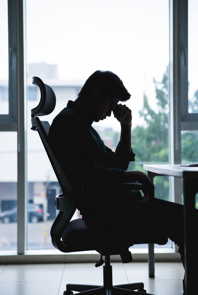  уставший человек в офисе, признаки энергетической усталости