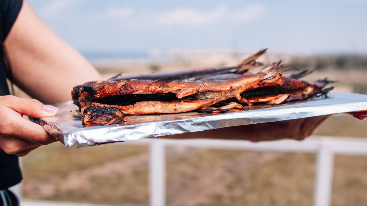 Омуль, приготовленный на углях. Фото: baikalview.com