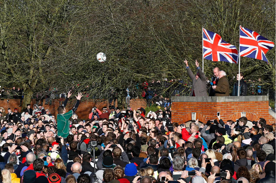 Мяч бросают в «объятия», чтобы начать ежегодный масленичный футбольный матч в Эшборне.