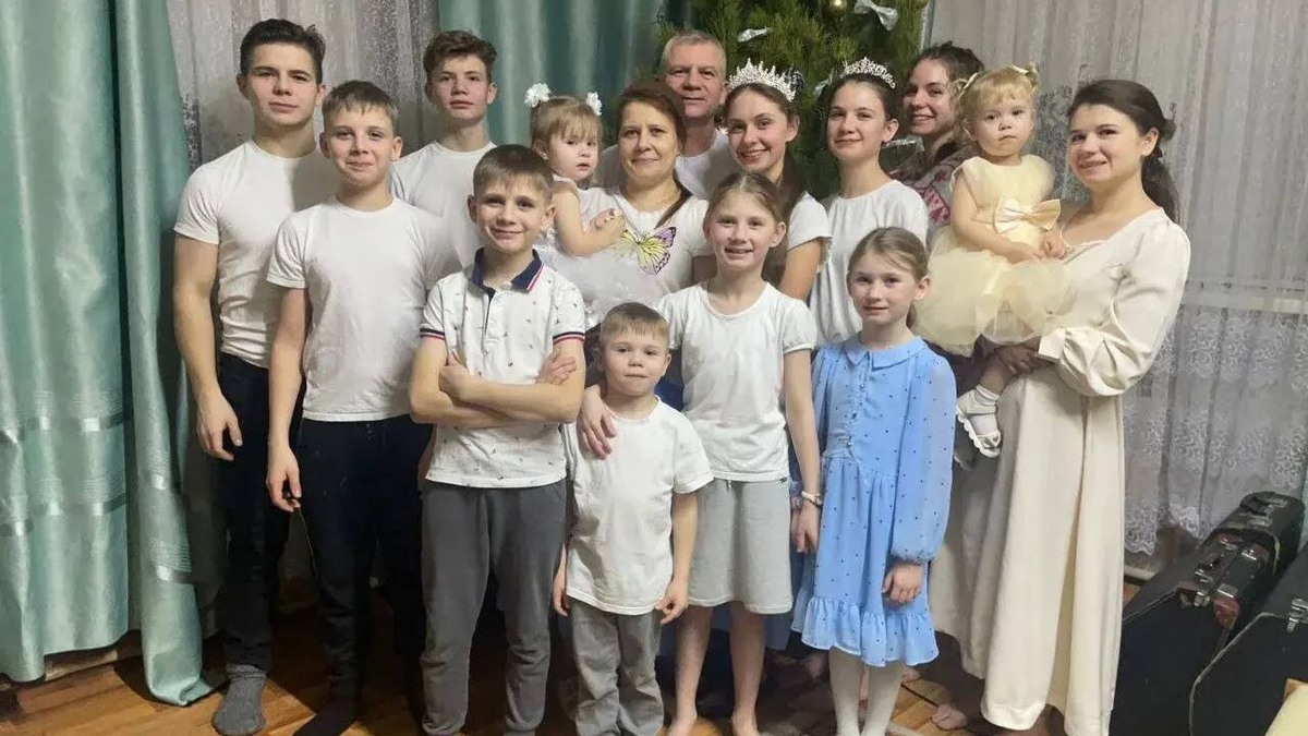     Семья Маковецких воспитывает 13 детей. Фото: тг-канал Евгения Солнцева.
