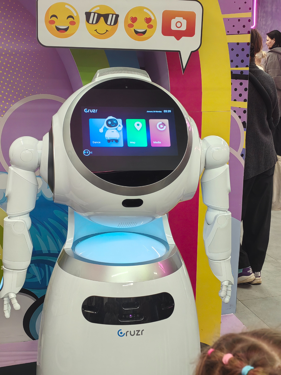 Робот-танцор. Дети минутки полторы потанцевали, повторяя его движения