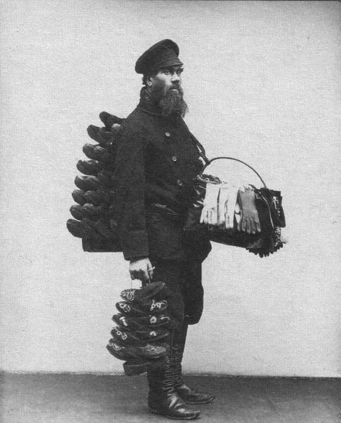 Офеня, он же коробейник. Открытка из коллекционного набора "Московские типы". 1903 г.