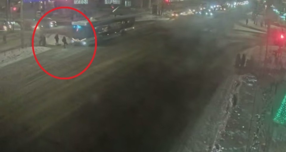    За секунду до столкновения. Фото: скриншот с видео телеграм-канала Омская полиция