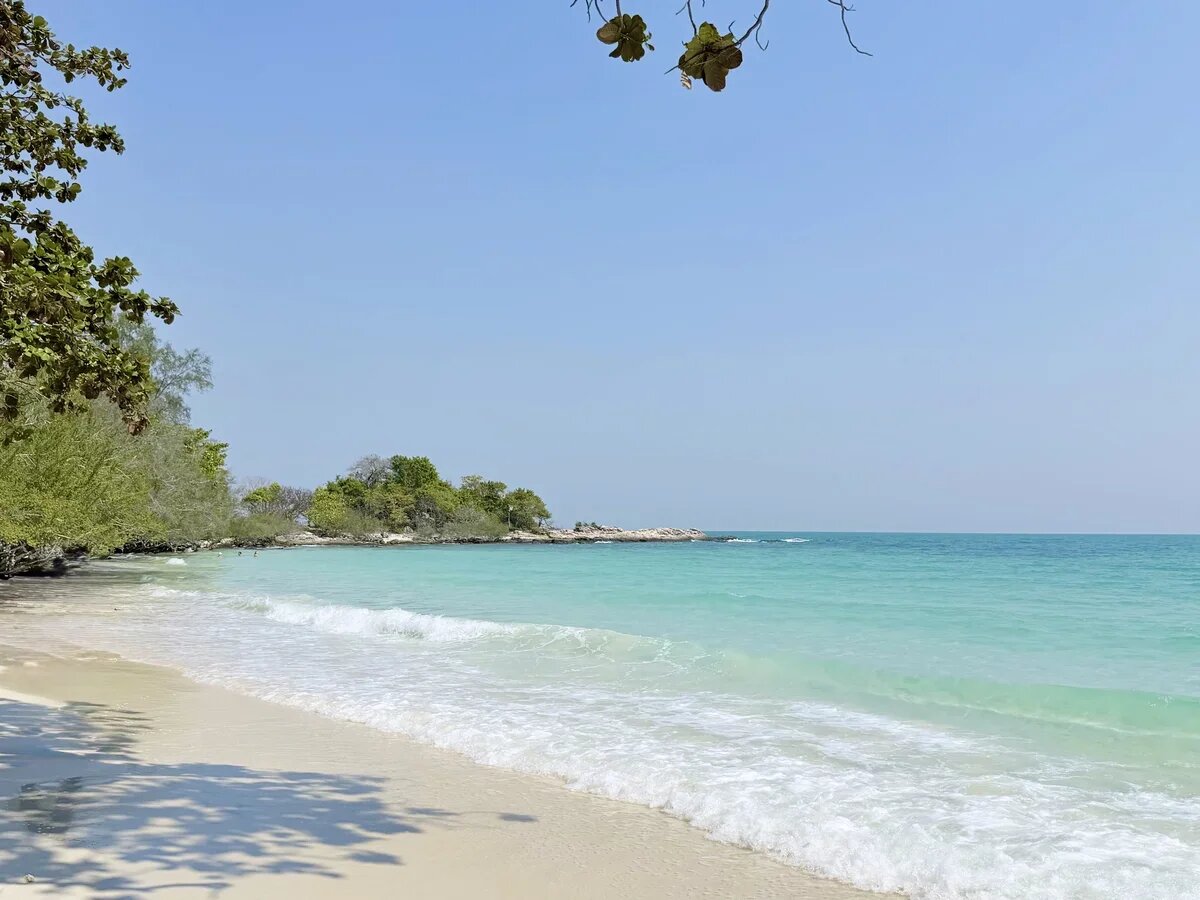    Пляжи острова Самет славятся мелким белоснежным кварцевым песком, напоминающим муку, и прозрачной водой. Ко Самет. Таиланд. Фото: АТОР