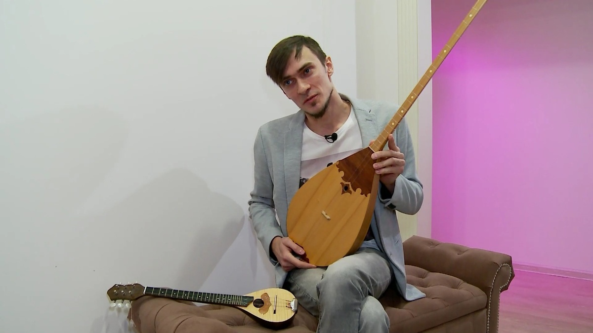 Казахская домбра Максима была привезена из Алматы и стала символом его семейных традиций