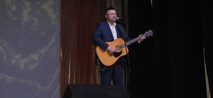    Николай Бледных — редактор сайта РИА «Оренбуржье», 56orb.ru, автор-исполнитель в жанре бард-рок, лауреат конкурсов авторской песни, в том числе «Гринландия», финалист Международного конкурса песен на русском языке «АвторА!» и конкурса «Родники», организованного Олегом Газмановым, опытный сотрудник в сфере образования и культуры более 25 лет. В интервью для сайта Школы журналистики имени Владимира Мезенцева при Центральном доме журналиста рассказал об опыте перехода из сферы образования и культуры в журналистику и музыку. Анна Пакова