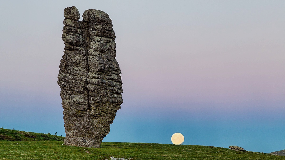  Вертикальные колонны высотой 30 метров сложены из кварцито-песчаников девонского периода (360 млн лет). На поверхности видны причудливые узоры эрозии, напоминающие лица воинов. В трещинах растут редкие растения: полярная ива и камнеломка. Координаты: 65°07′15″ с.ш. 59°58′30″ в.д. Ширина столба у основания — 8 метров. Температура камня +5°C, воздуха -1°C.