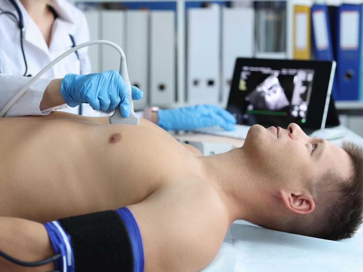    Молодой человек на процедуре ЭХОКГ | © iStock.com / Ivan-balvan
