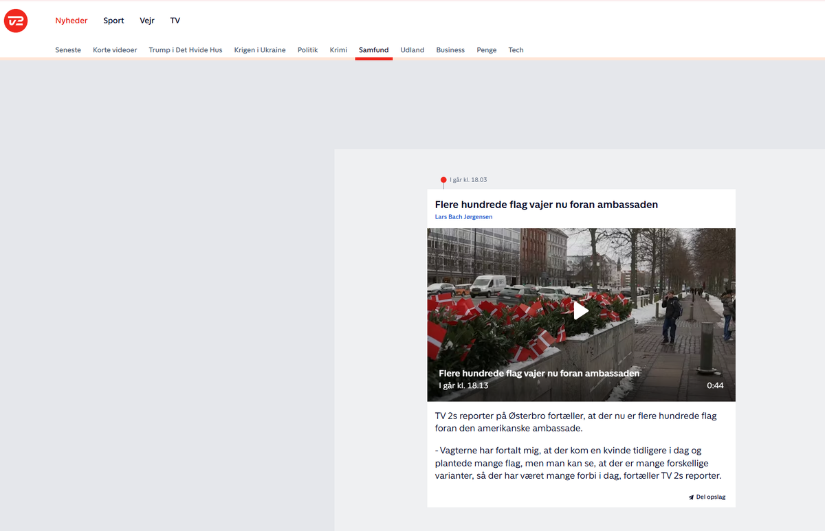 Перед зданием посольства теперь развеваются несколько сотен флагов