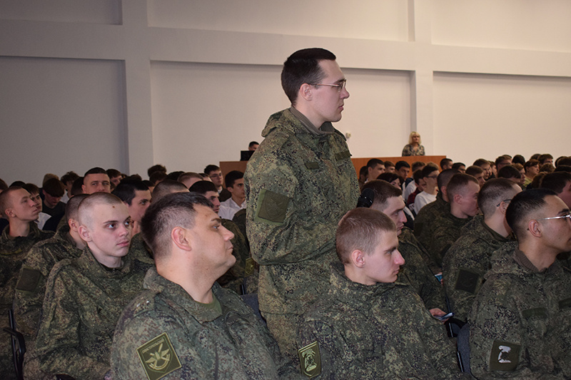    Начальник Краснодарского высшего военного училища им. генерала армии С.М. Штеменко встретился с кореновскими школьниками