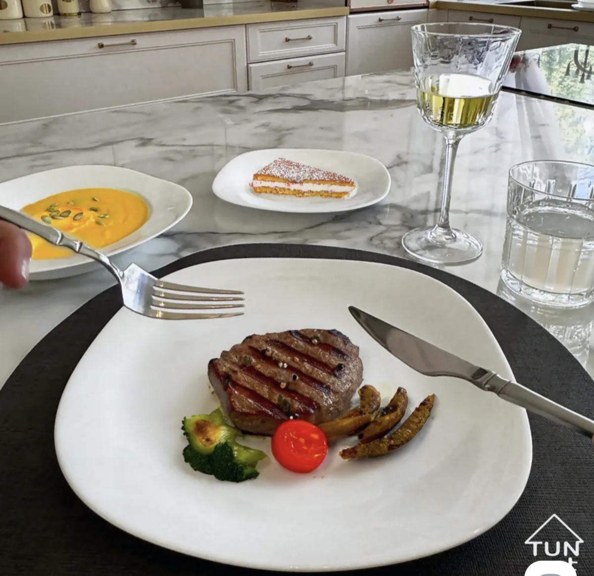 Тарелки я размахнулась и взяла 12 штук .