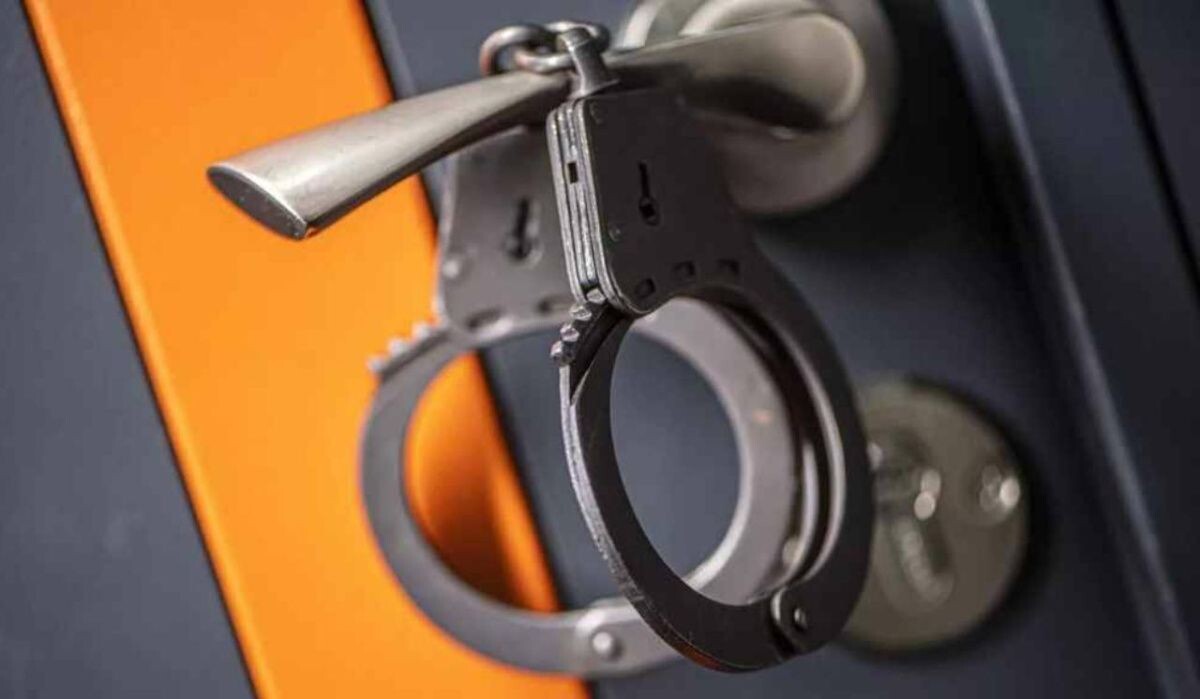     Наручники на ручке. Источник: ria.ru Автор фото: Sputnik / Табылды Кадырбеков