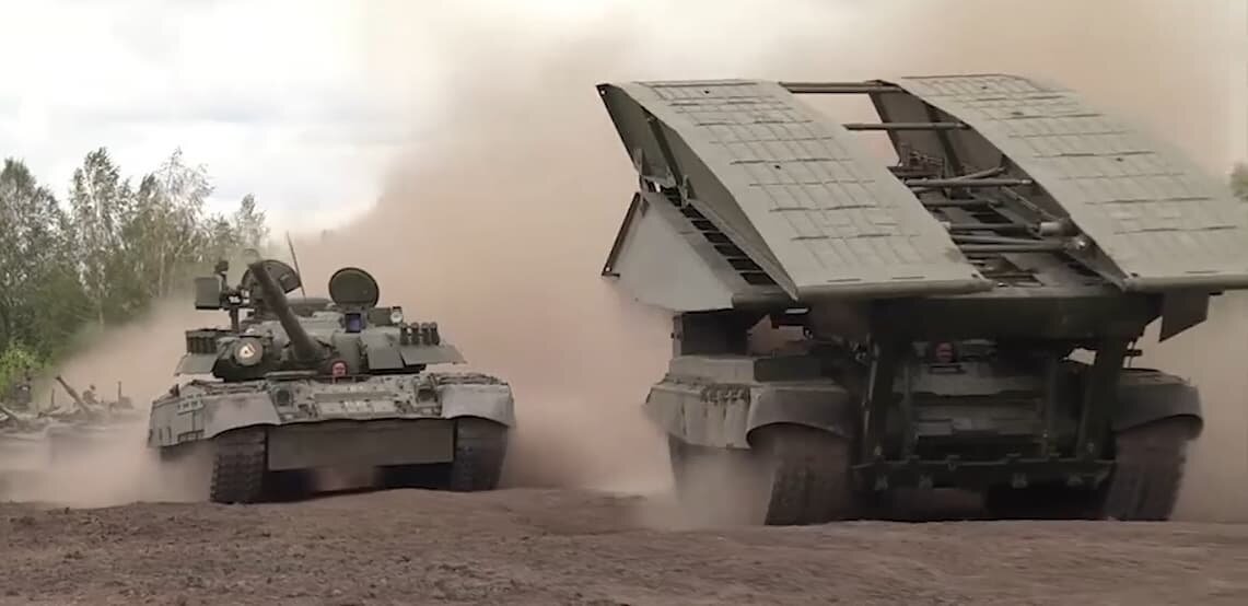   МТУ-90М (справа)