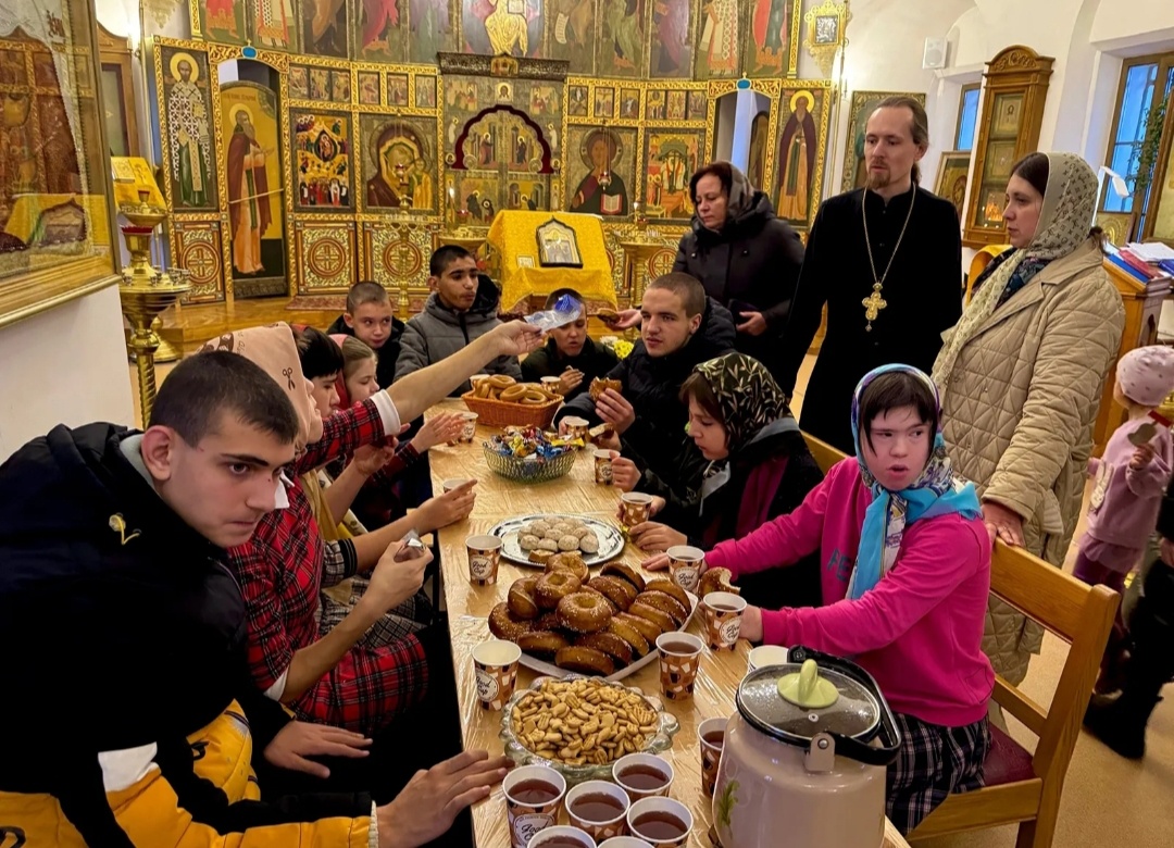Чаепитие для подопечных в Крестовоздвиженском храме