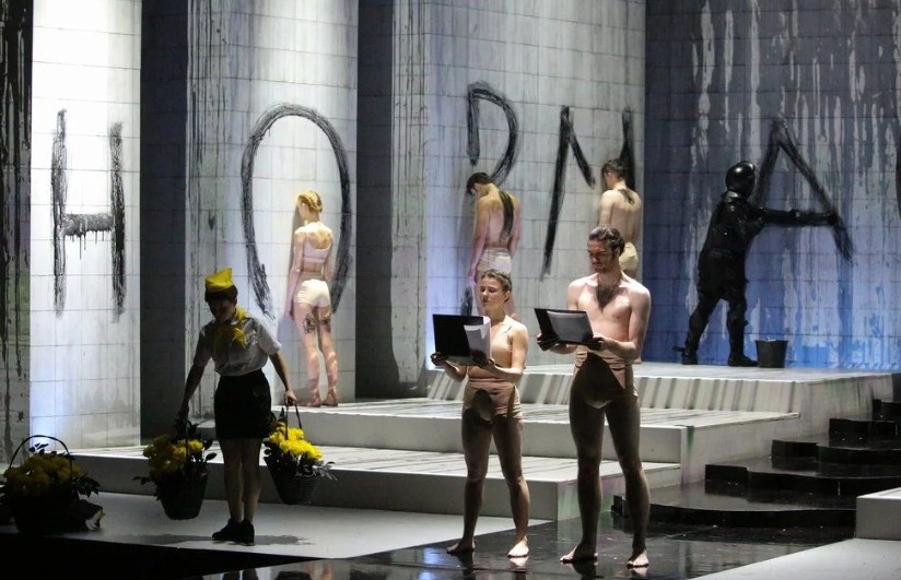 Фото с сайта: https://teatrtogo.ru/2019/12/03/spektakl-norma-teatr-na-maloj-bronnoj-ne-uzhas-ne-bogomolova/