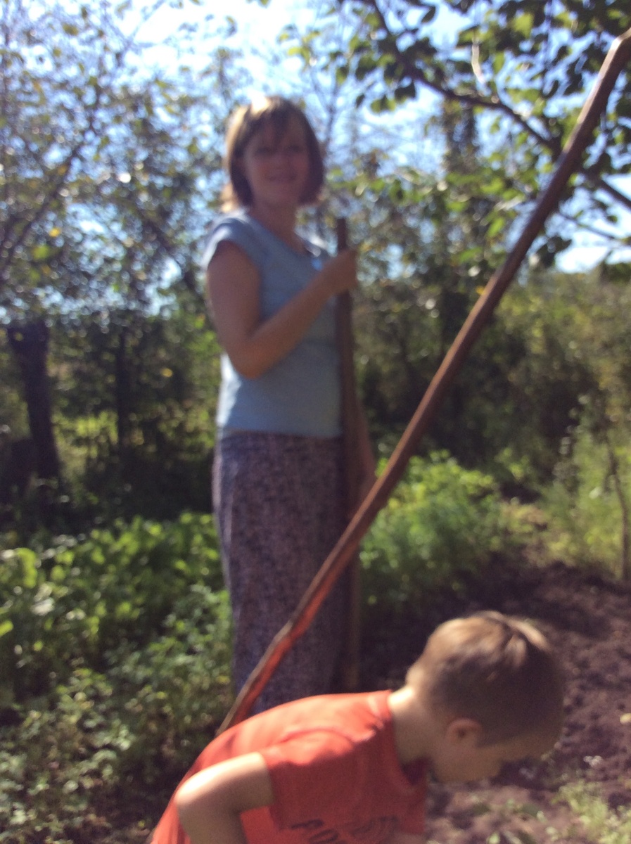 И Эрнестик еще маленький. Тоже помогает. Лет 10 назад. Там карусель