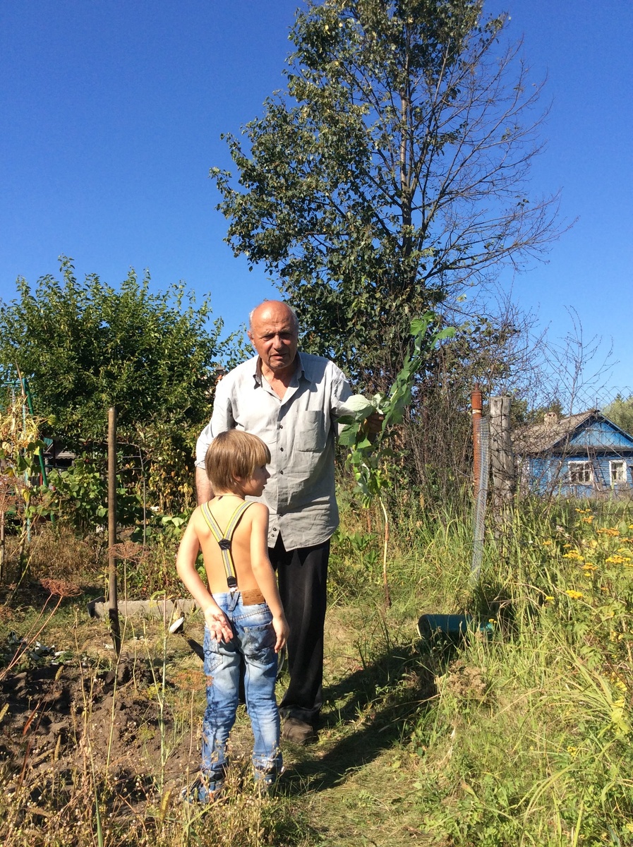 Вот это странное фото. Сейчас липа на заднем плане выглядит облезлой с другой стороны. Эрнестик с дедушкой Эрнестом году в 2015