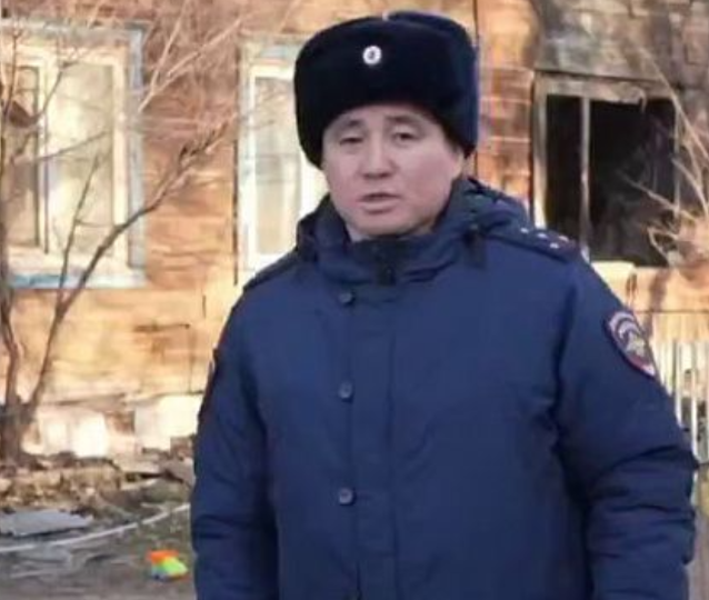 В Улан-Удэ сотрудник полиции спас пятерых из горящего дома