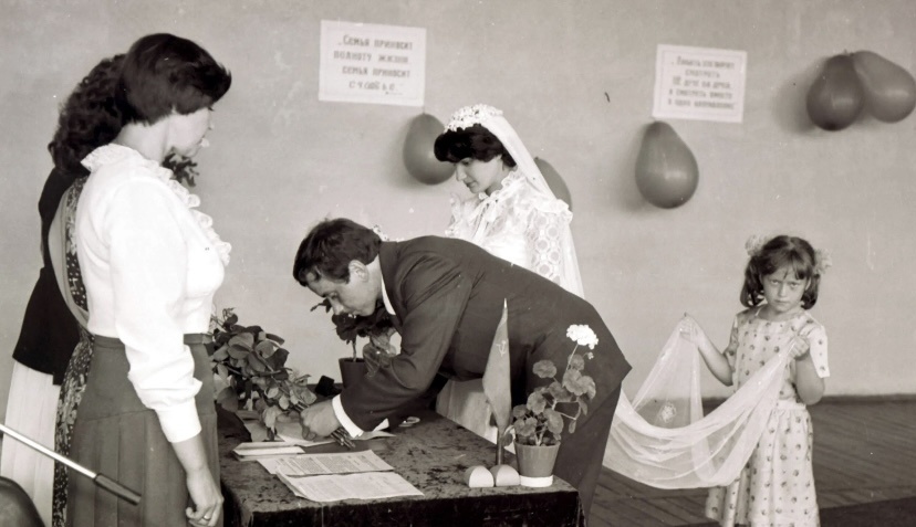 Эту девочку, которая держит фату  на празднике « ЛЮБВИ»😂😂😂 , я нашла на сайте моего родного поселка в Нижегородской области. Что тут добавить?🤷‍♀️🤭