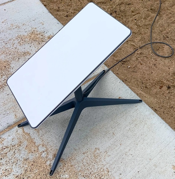    Пока для приема сигналов «Старлинка» все же нужна внешняя антенна, но скоро можно будет обойтись и без нее. Фото: Википедия