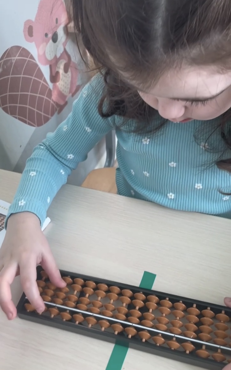 
Гимнастика на абакусе. 

🔔Абакус является отличным тренажëром для развития мелкой моторики у детей. 
✔️Это работа пальчиками, которым приходится постоянно передвигать маленькие косточки на спицах. Причём сначала одной рукой поочерёдно, затем, при переходе на разряд десятки и сотни, двумя руками одновременно. 

🔗Мелкая моторика 
оказывает влияние не только на речь, но и на внимание, память, мышление и воображение. 
✔️Таким образом, развивая пальчики ребёнка, мы способствуем развитию целого ряда важнейших свойств его психики.

✍️Мелкая моторика непосредственно влияет на ловкость рук, на почерк, который сформируется в дальнейшем, на скорость реакции ребенка