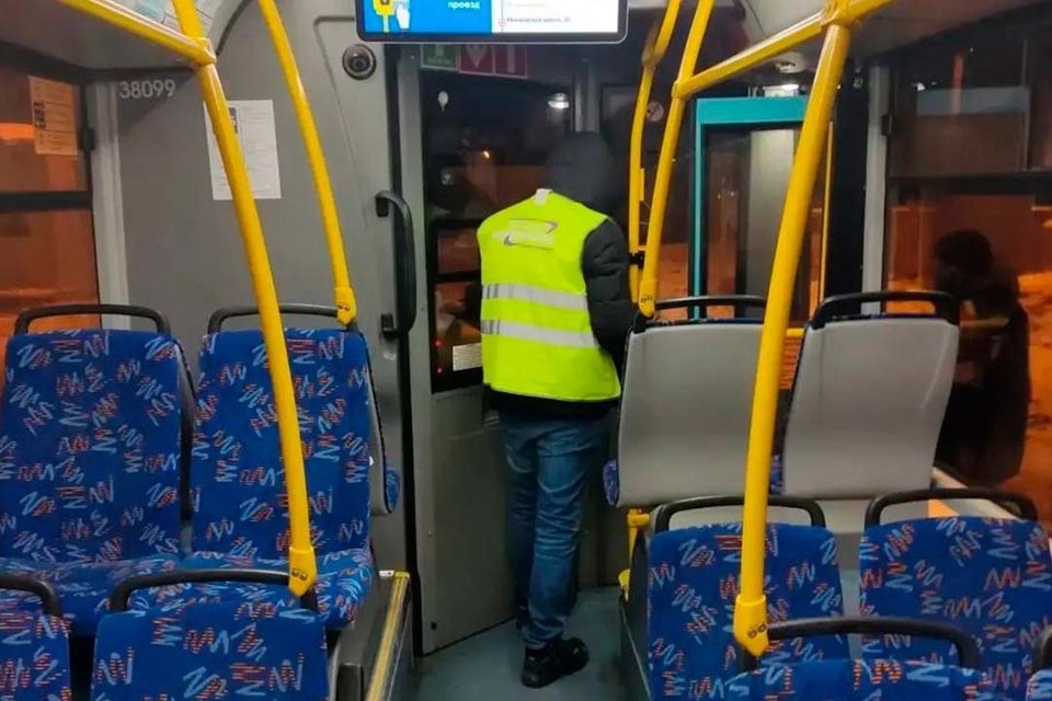   Инспекторы регулярно следят за исправностью и чистотой всего подвижного состава. Фото: Комтранс