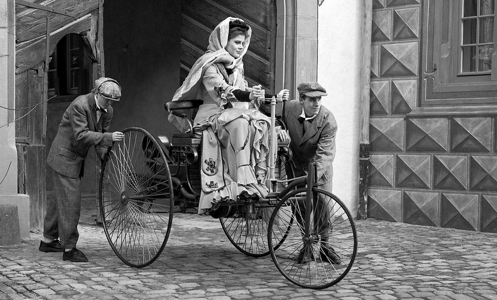 Как обычно женщина двинула прогресс. Без женщины не было бы машины..., гоняли бы на паравозах😊