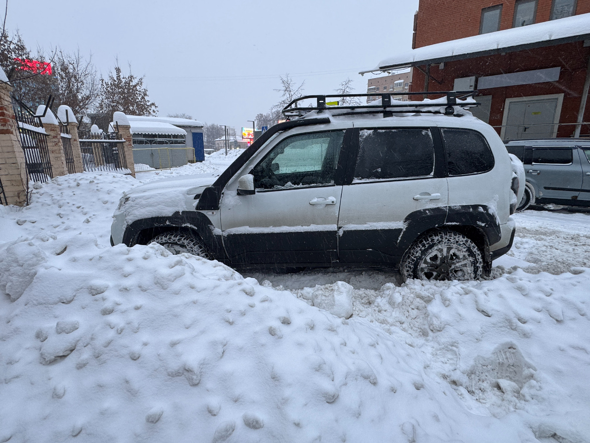С парковками проблем нет. Куда не заедет легковая, Нива заезжает и выезжает без проблем.
