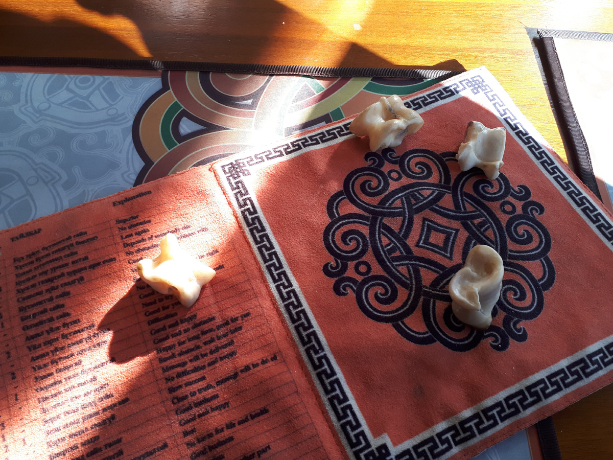 Кто-то: А почему пельмени валяются на меню? Почему они такие сморщенные? Странный сервис...