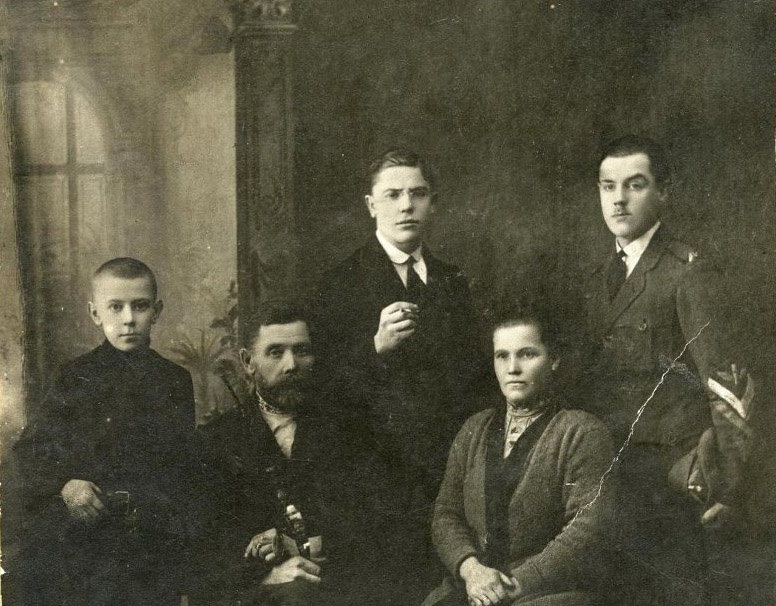 Н.И. Дыренков с семьёй, где-то 1918-20 гг.