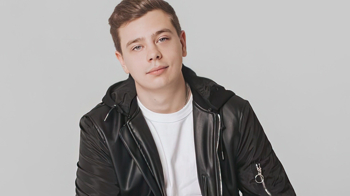 Орлов - "эхо девяностых". Но эхо другого плана, ибо и в эти тёмные годы было много хорошего. 