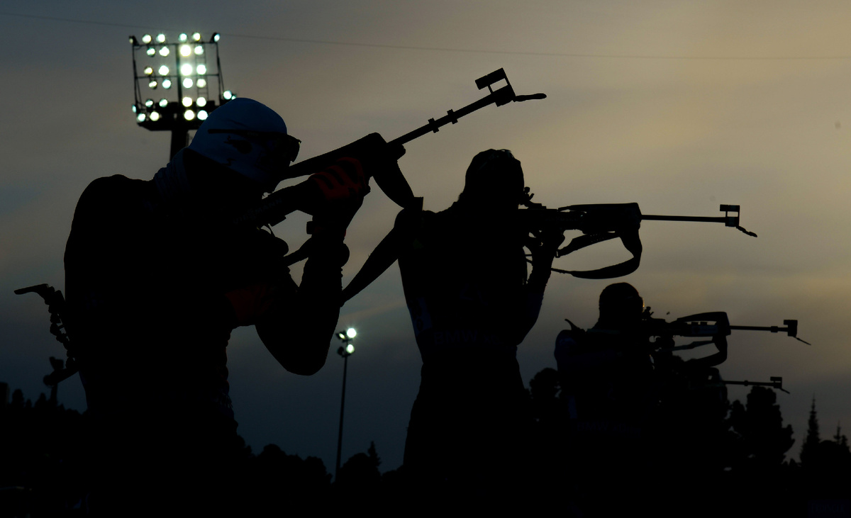 Биатлонисты на огневом рубеже © Sputnik