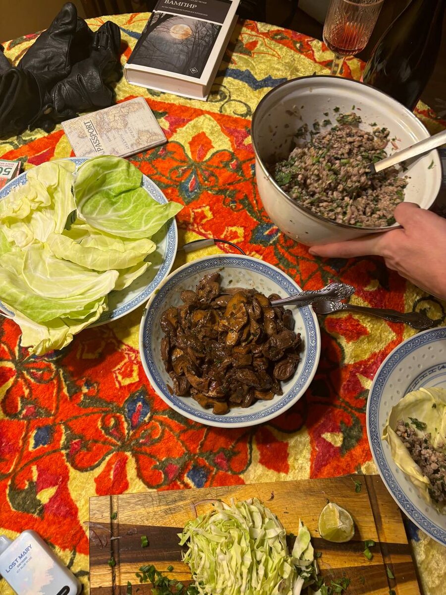 Фото от дочери вчера. Что-то готовится дома из тайской кухни. 