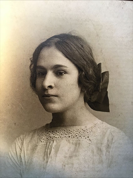 Гала в ранней юности