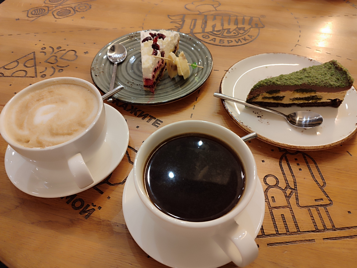 В Вологде каждый раз заходим поесть в чудесное место ппод названием "Пицца-фабрика". В этот раз были в Вологде от поезда до поезда всего три часа и успели только по чашке кофе выпить.