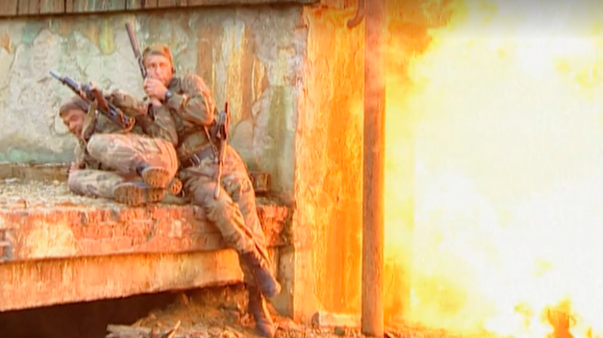 Последствие взрыва гранаты в помещении в прекрасном сериале «Спецназ»