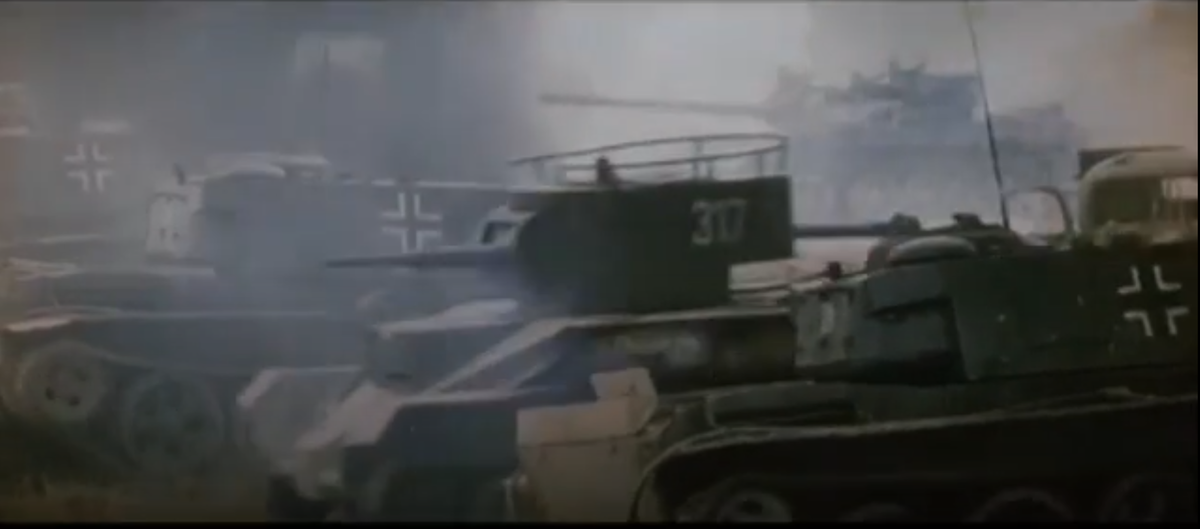 Так показано Смоленское сражение 1941 года в эпопее «Битва за Москву». Танки не то, что сближаются в упор, а просто проезжают мимо противника, даже не пытаясь особо в него стрелять. Кстати, на заднем фоне Т-54
