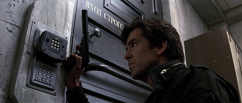 Пирс Броснан в роли Джеймса Бонда и его Walter PPK с глушителем в фильме «Золотой Глаз»