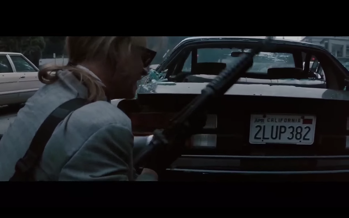 Очень быстрая и эффектная сцена перезарядки в исполнении Вэла Килмера в фильме «Схватка». Правда до нее он стрелял очень долго, не меняя магазин