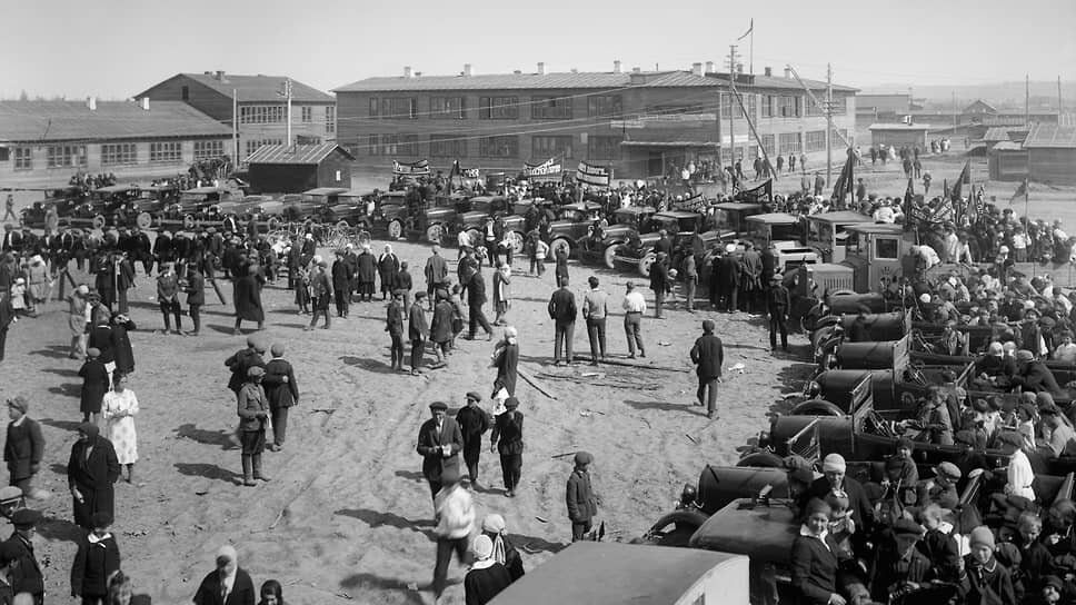 На первомайскую демонстрацию 1931 года от площадки Автостроя в деревне Монастырка отправилась колонна из первых советских «Фордов», собранных в Канавино, и других автомобилей советского производства..📷Фото: Из фондов ГАрхАДНО