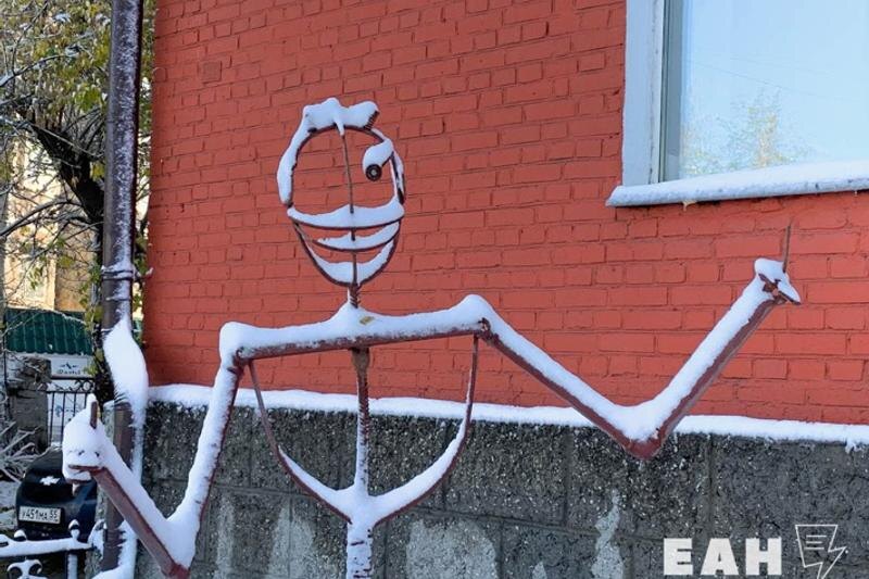    Металлическая фигура человека в снегу