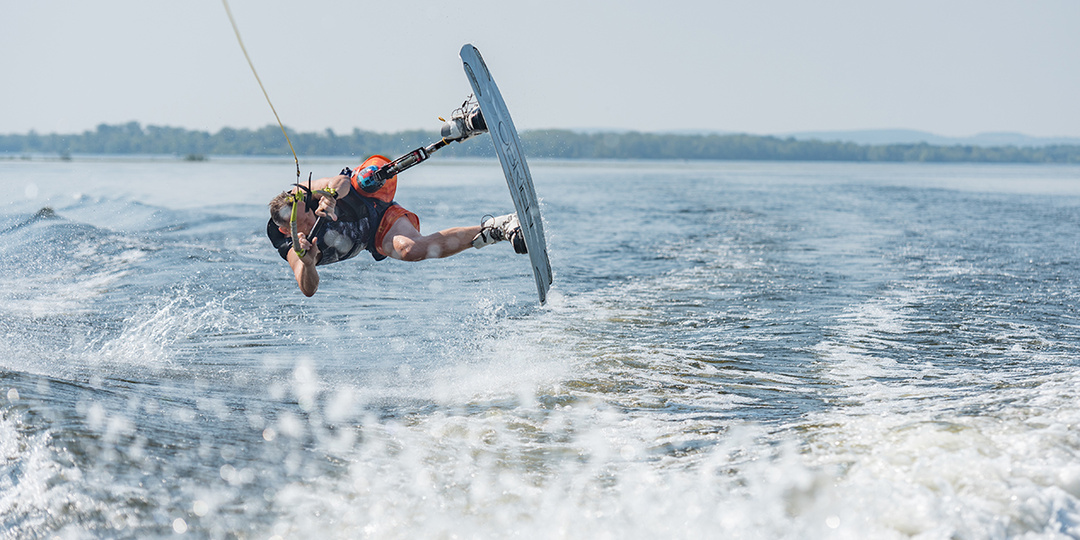 Непотопляемый: как человек без ноги плывет против течения
