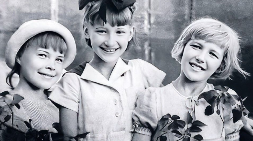 Светлана Дружинина в детстве (справа) с подругами