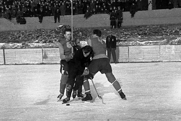 1948 год. Сборная Москвы-"ЛТЦ". Всеволод Бобров борется за шайбу