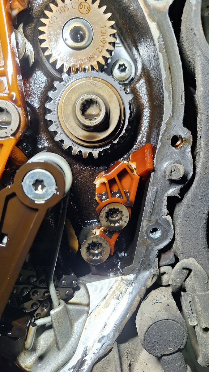 На этом фото мы видим сломанные башмаки, шестерня без зубьев, и оборванная цепь балансиров внизу.