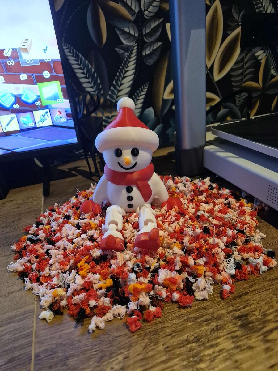 При печати на одноэкструдерных «цветных» принтерах до 300–500 граммов пластика может уйти в отходы — только на продувку и башни очистки при смене цвета. Это не дефект, а плата за попытку совместить несколько цветов одним соплом..